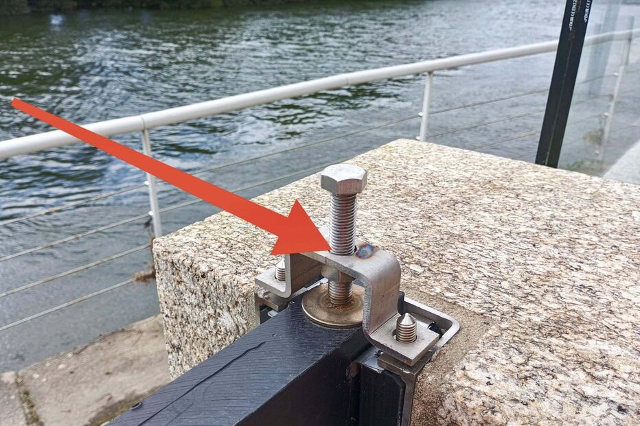 Peças furtadas de sistema que permite drenar água e evitar cheias