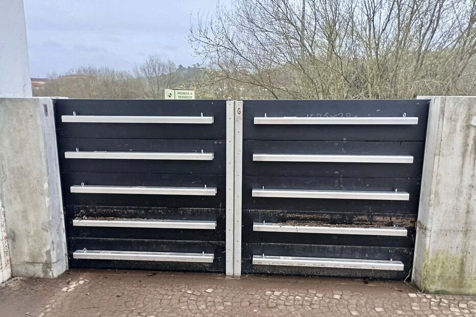 Peças furtadas de sistema que permite drenar água e evitar cheias