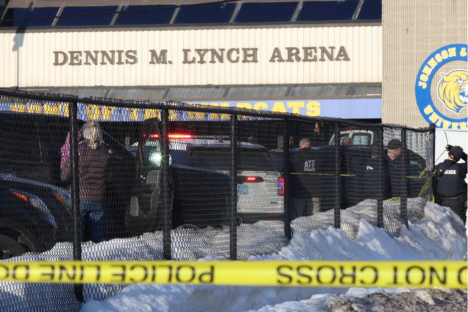 Pelo menos dois mortos e quatro feridos em tiroteio numa pista de gelo nos EUA