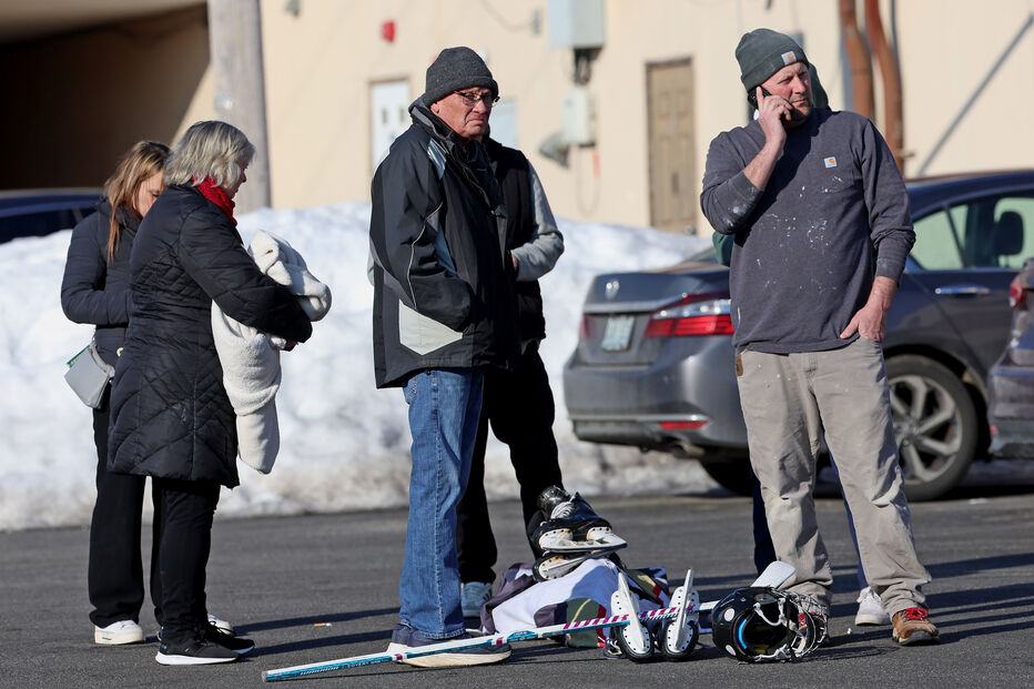 Pelo menos dois mortos e quatro feridos em tiroteio numa pista de gelo nos EUA