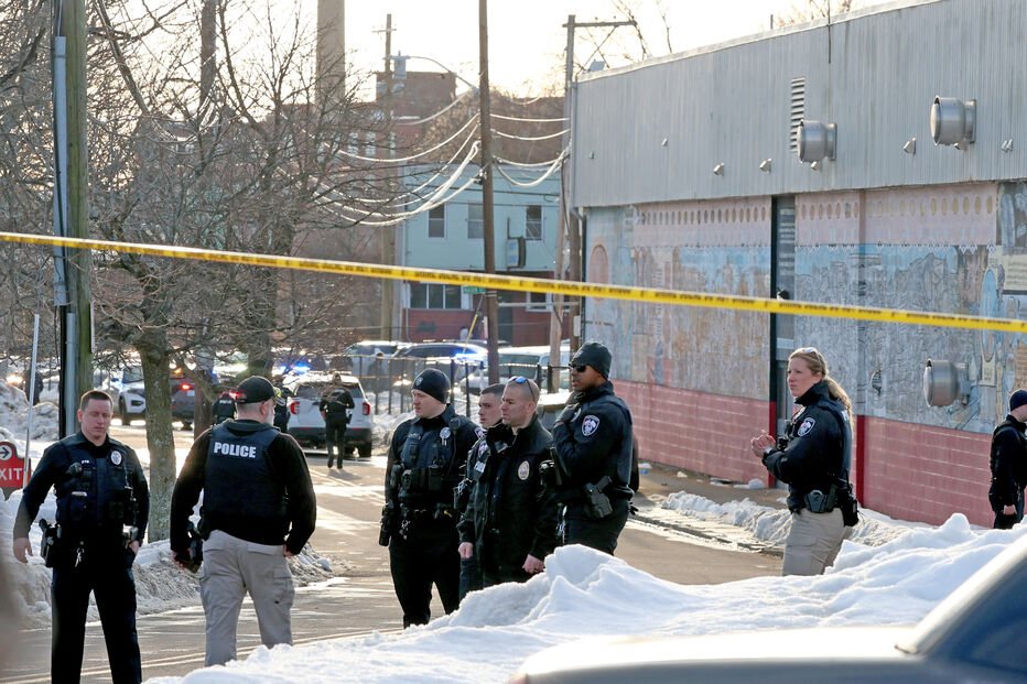 Pelo menos dois mortos e quatro feridos em tiroteio numa pista de gelo nos EUA