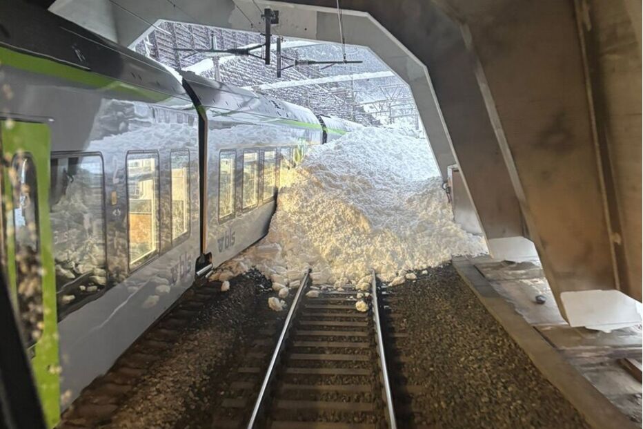 Comboio descarrila após avalanche nos Alpes suíços e provoca cinco feridos