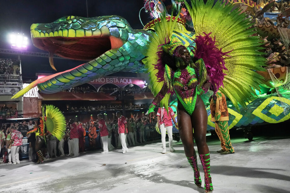 Carnaval do Rio junta milhares de pessoas no sambódromo