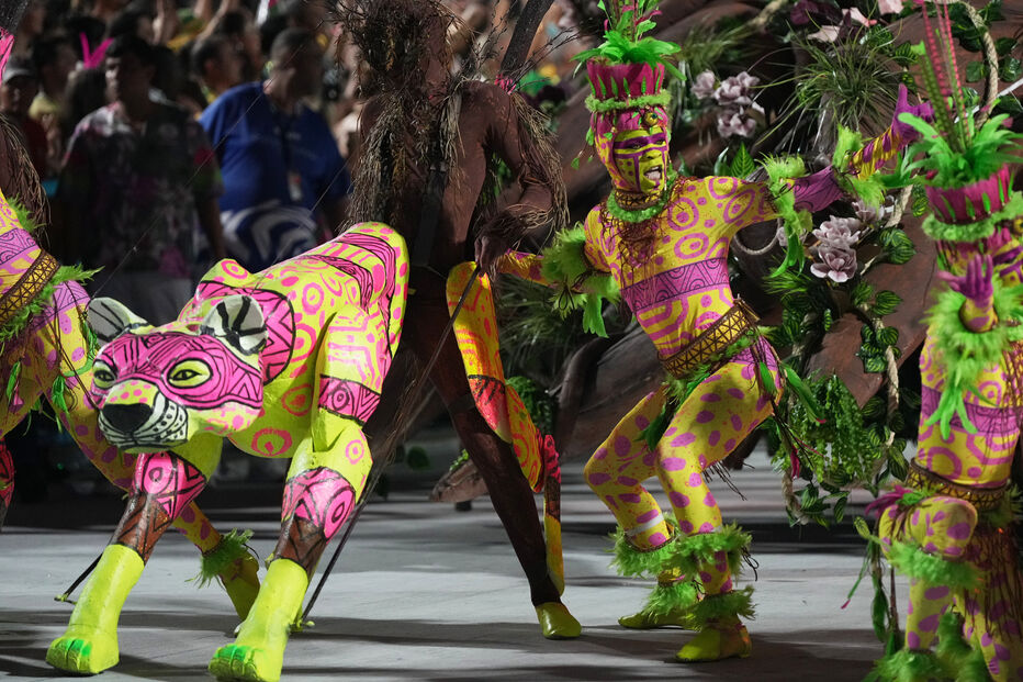 Carnaval do Rio junta milhares de pessoas no sambódromo