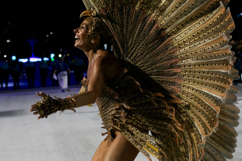 Carnaval do Rio junta milhares de pessoas no sambódromo