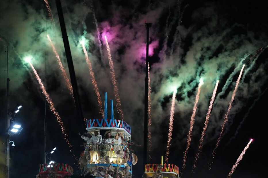 Carnaval do Rio junta milhares de pessoas no sambódromo