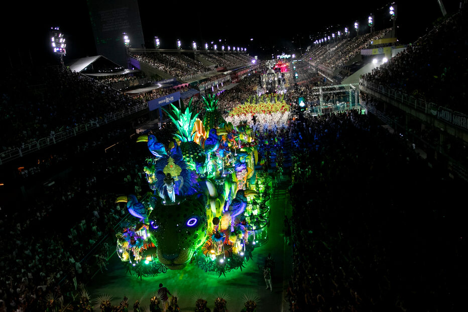 Carnaval do Rio junta milhares de pessoas no sambódromo