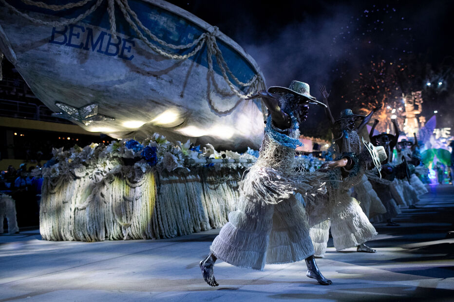 Carnaval do Rio junta milhares de pessoas no sambódromo