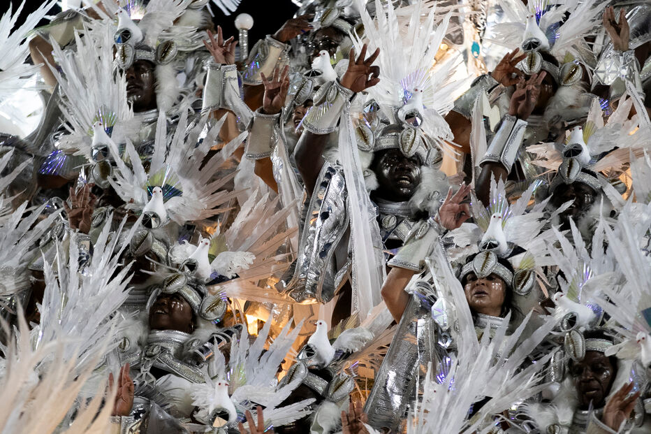 Carnaval do Rio junta milhares de pessoas no sambódromo