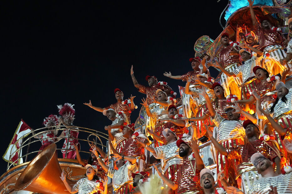 Carnaval do Rio junta milhares de pessoas no sambódromo