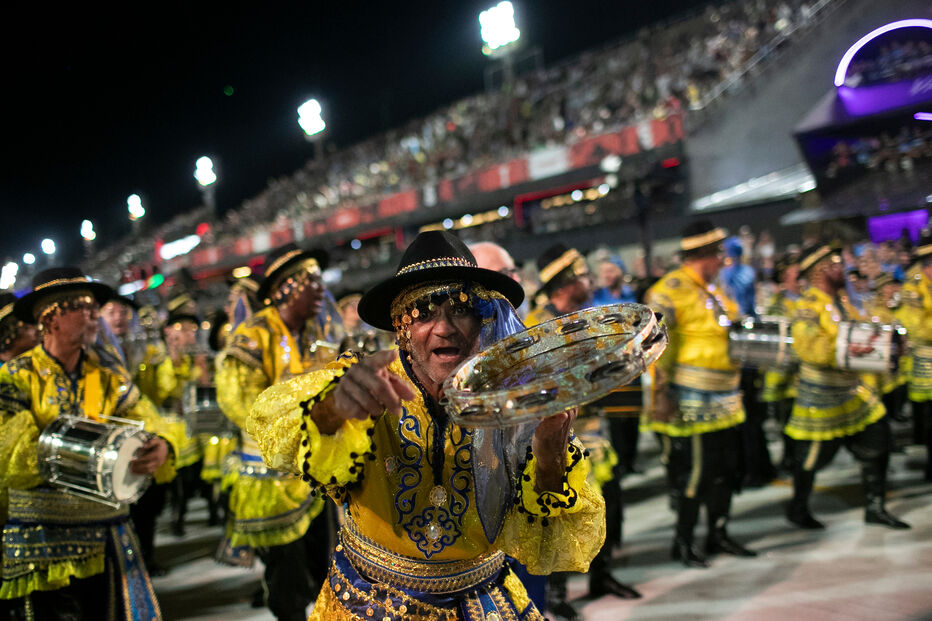 Carnaval do Rio junta milhares de pessoas no sambódromo
