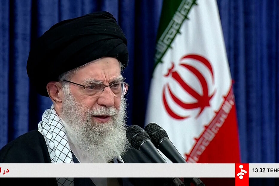 Ali Khamenei ameaça afundar navio dos EUA durante negociações nucleares 