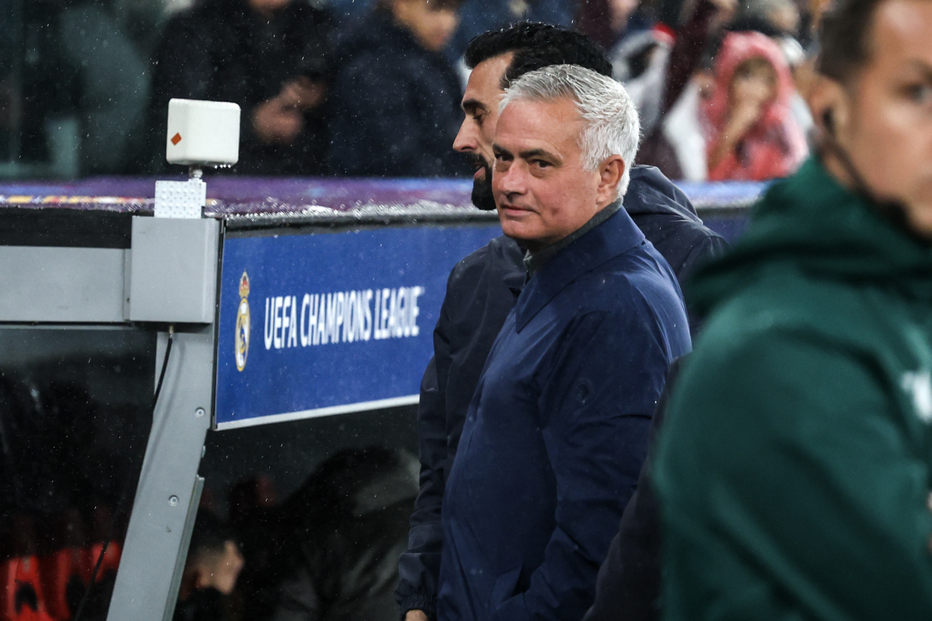 José Mourinho e Álvaro Arbeloa cumprimentam-se no Estádio da Luz
