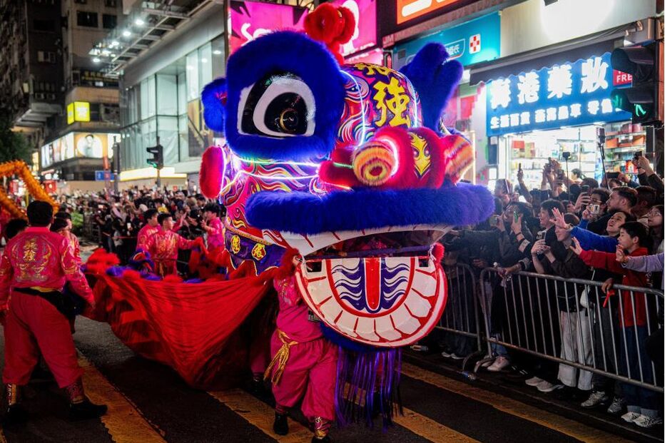 Celebração do Ano Novo Lunar com dança do leão e público em Hong Kong
