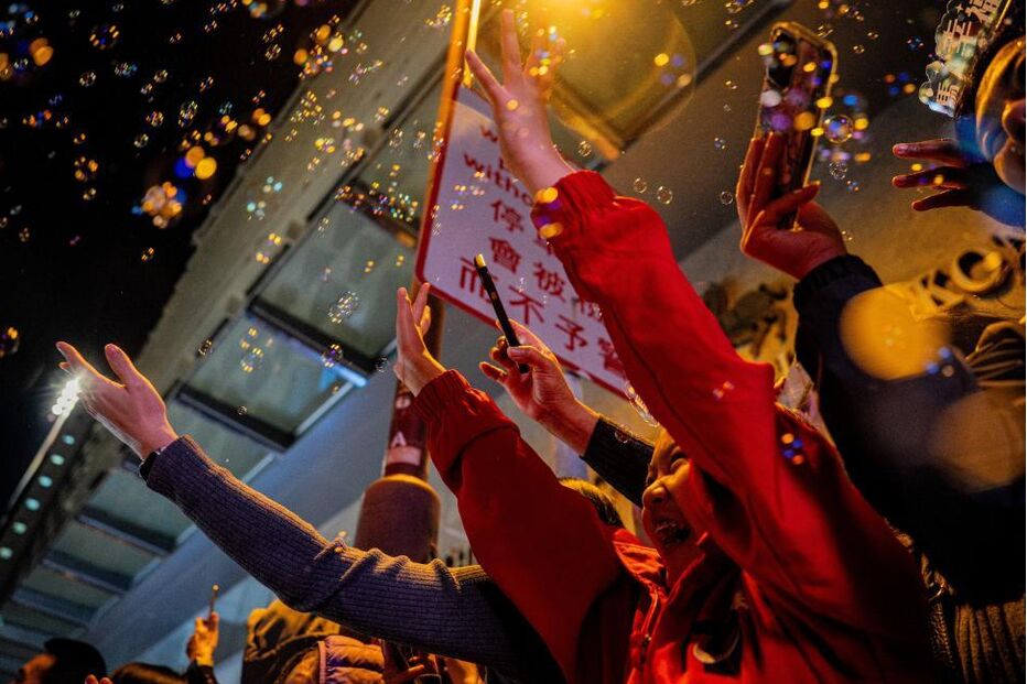 Foliões comemoram durante desfile noturno do Ano Novo Lunar Chinês em Hong Kong, China