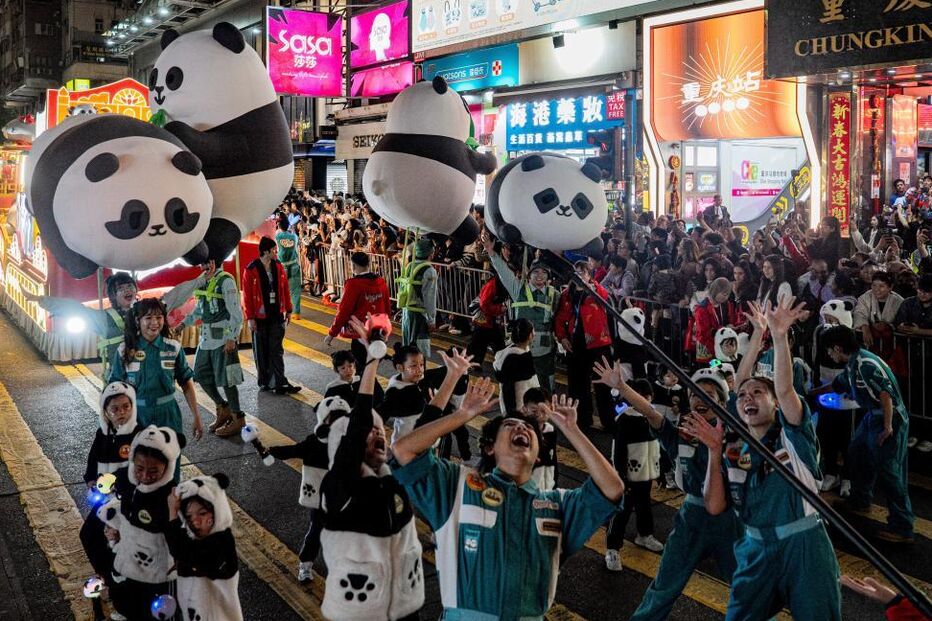 Artistas participam em desfile noturno do Ano Novo Lunar Chinês em Hong Kong, China