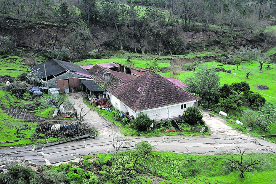 Estrada colapsa e arrasta casa mais de 13 metros em Pombal. Moradia está em risco de ruir