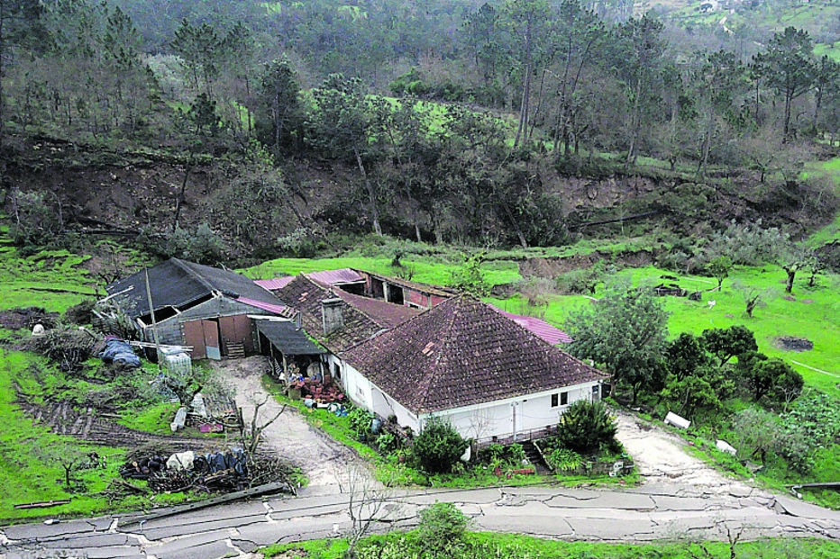 Estrada passa junto à moradia do casal
