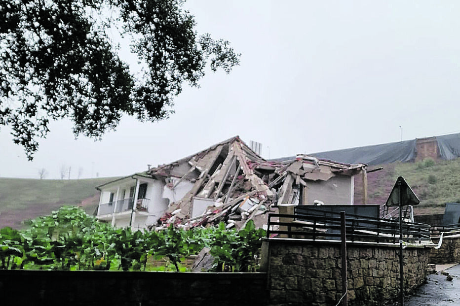 Deslizamento na A7 faz habitação ruir em Arco de Baúlhe