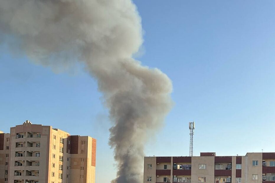 Incêndio perto de Teerão, Irão, gera coluna de fumo visível