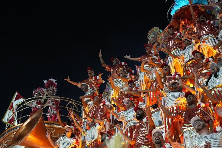 Juliana Paes celebra o Carnaval do Rio com a bateria Viradouo
