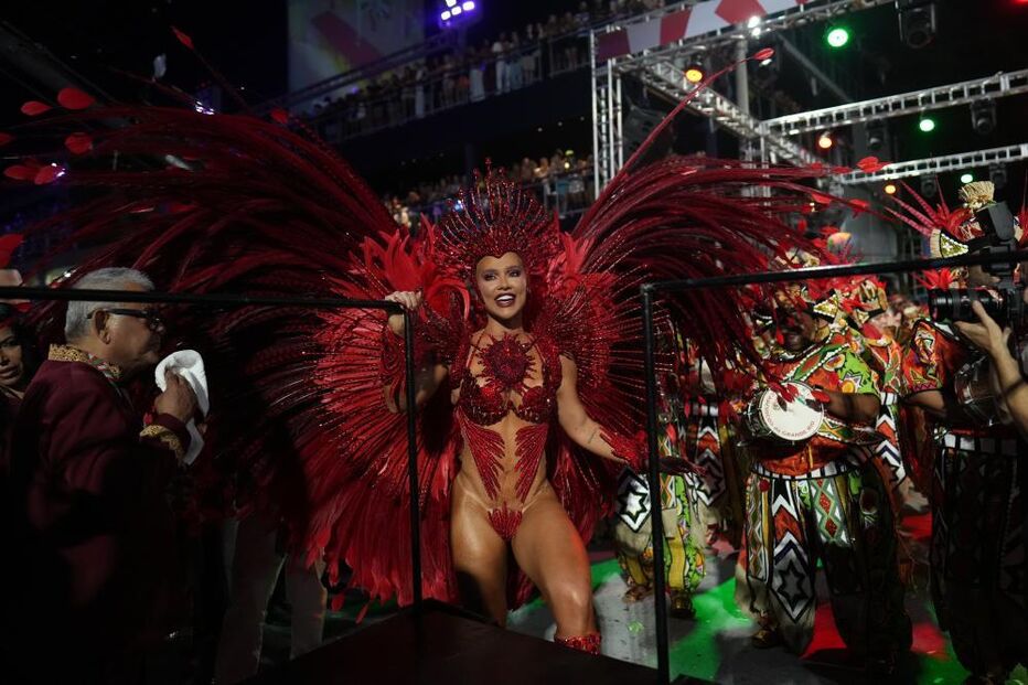 Juliana Paes brilha no Carnaval do Rio com a bateria Viradouro após 17 anos