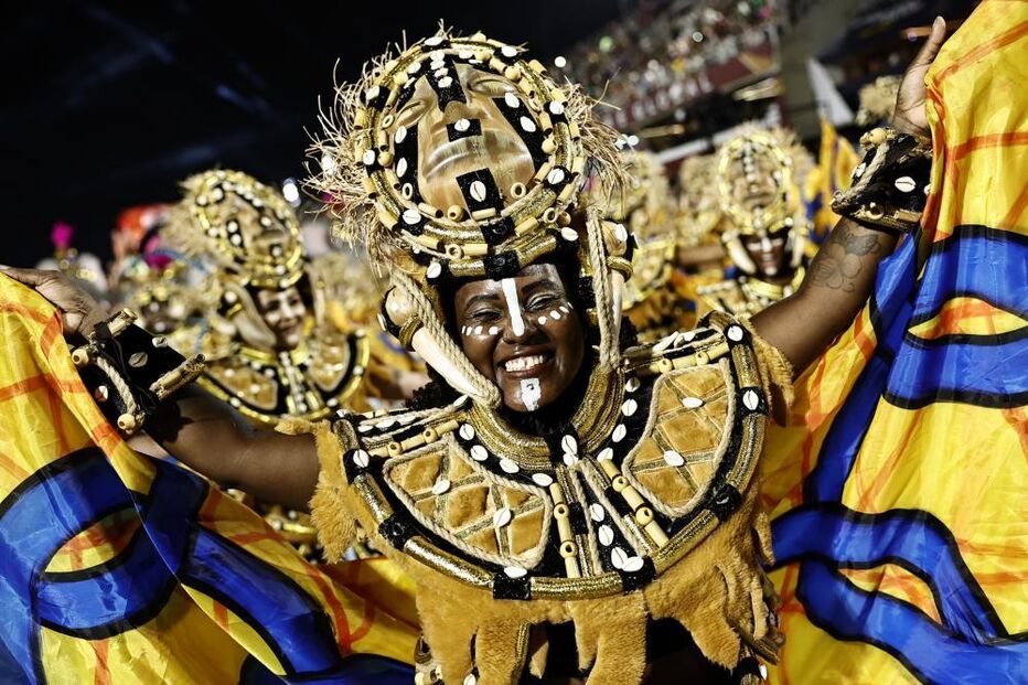 Juliana Paes celebra como rainha do Carnaval do Rio, com a bateria Viradouro, após 17 anos