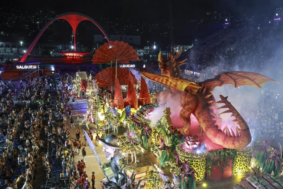 Juliana Paes brilha no Carnaval do Rio após 17 anos, com a bateria Viradouro
