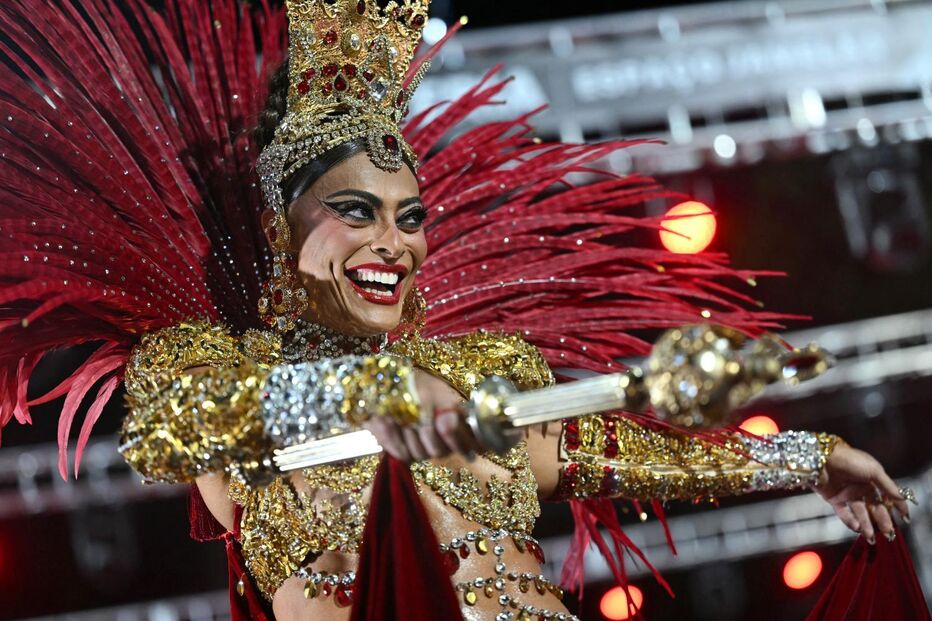 Juliana Paes volta aos desfiles do Rio, coroada rainha do Carnaval, após 17 anos