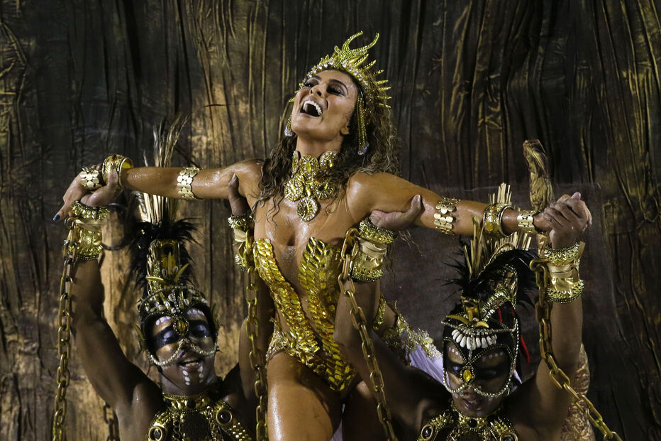Juliana Paes em desfile pela Escola de Samba Unidos do Viradouro