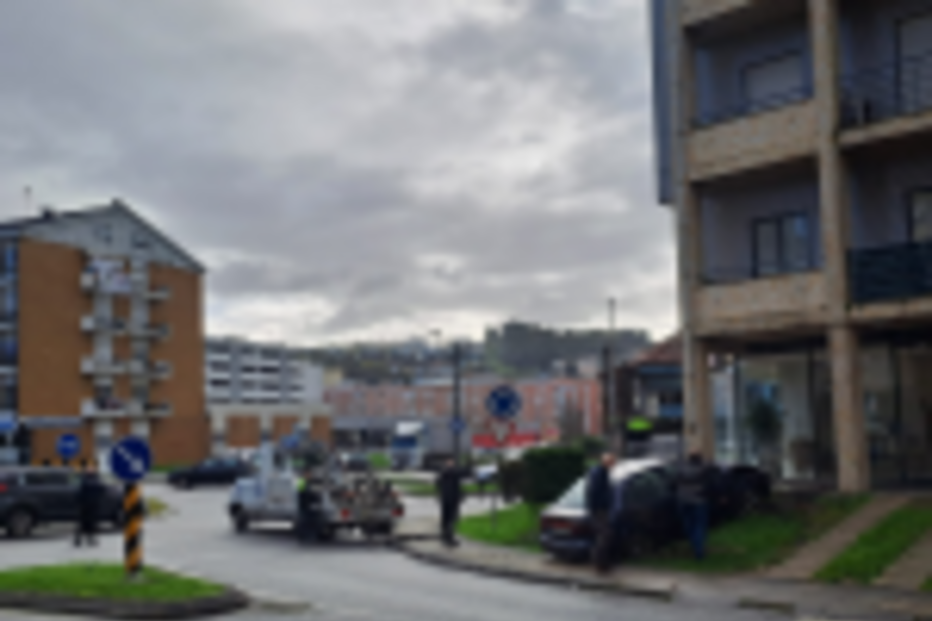 Acidente rodoviário causa constrangimentos no trânsito urbano