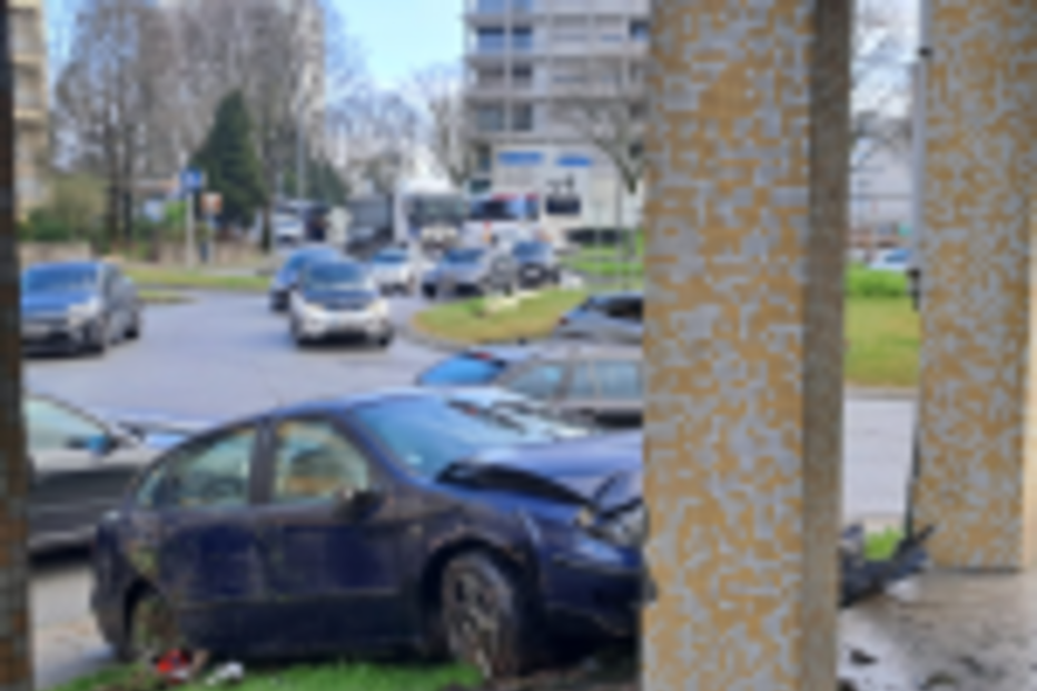 Acidente de viação causa danos materiais em zona urbana