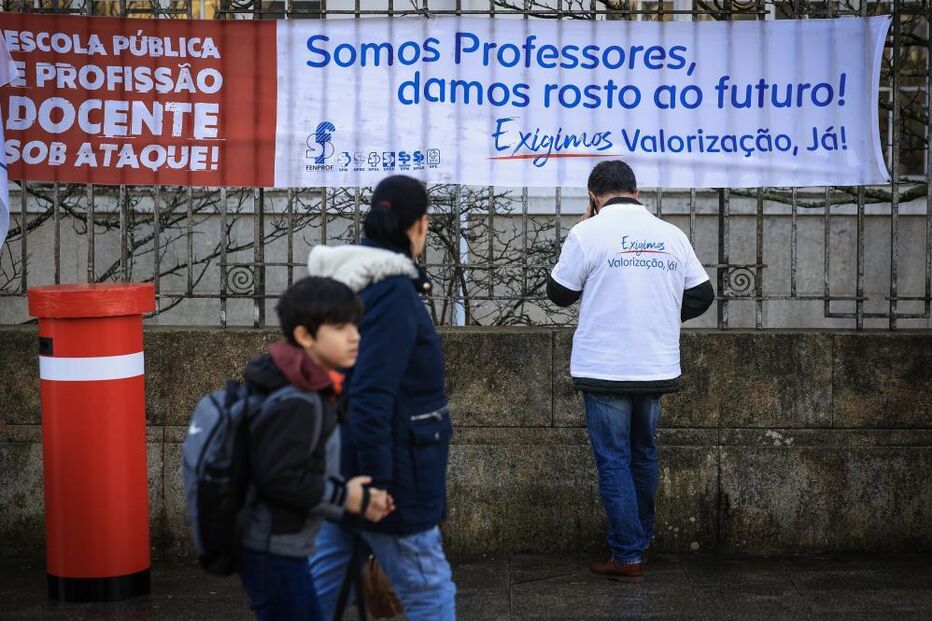 Professores exigem valorização em protesto por melhores condições de trabalho