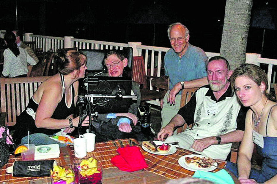 Stephen Hawking num dos encontros com cientistas promovidos por Epstein numa das suas propriedades nas ilhas Virgens Americanas. Físico britânico morreu em 2018