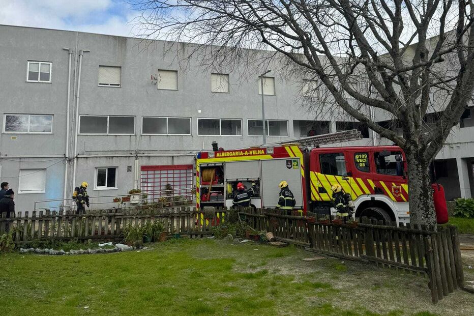 Idosa desalojada após incêndio em Albergaria-a-Velha