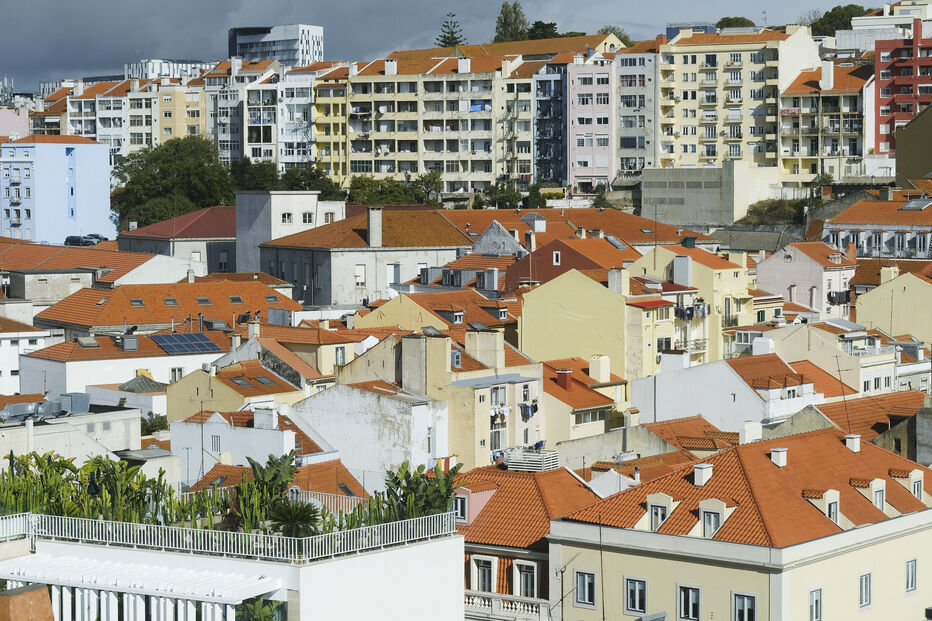 Vista de Lisboa, com destaque para as casas tradicionais de telhado vermelho e edifícios coloridos