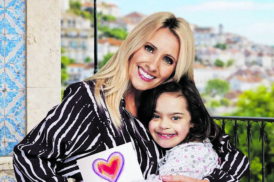 Sofia  Alves com Margarida Moreira, jovem atriz portadora de trissomia 21 que com ela contracena na novela ‘Páginas da Vida’