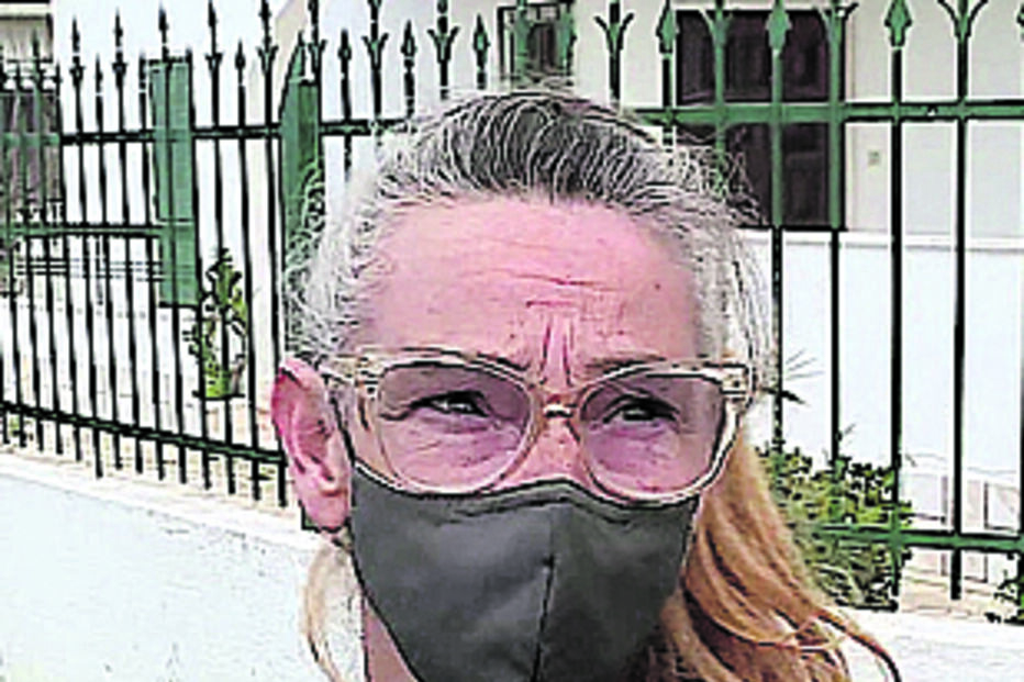 Sandra Silva tem água de esgotos no quintal