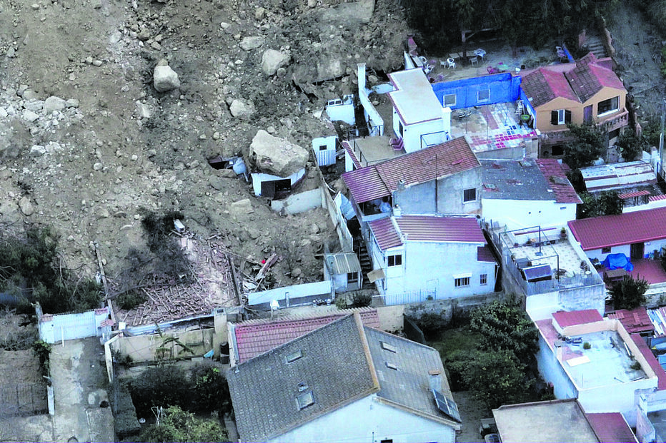 Derrocada na falésia destruiu habitações
