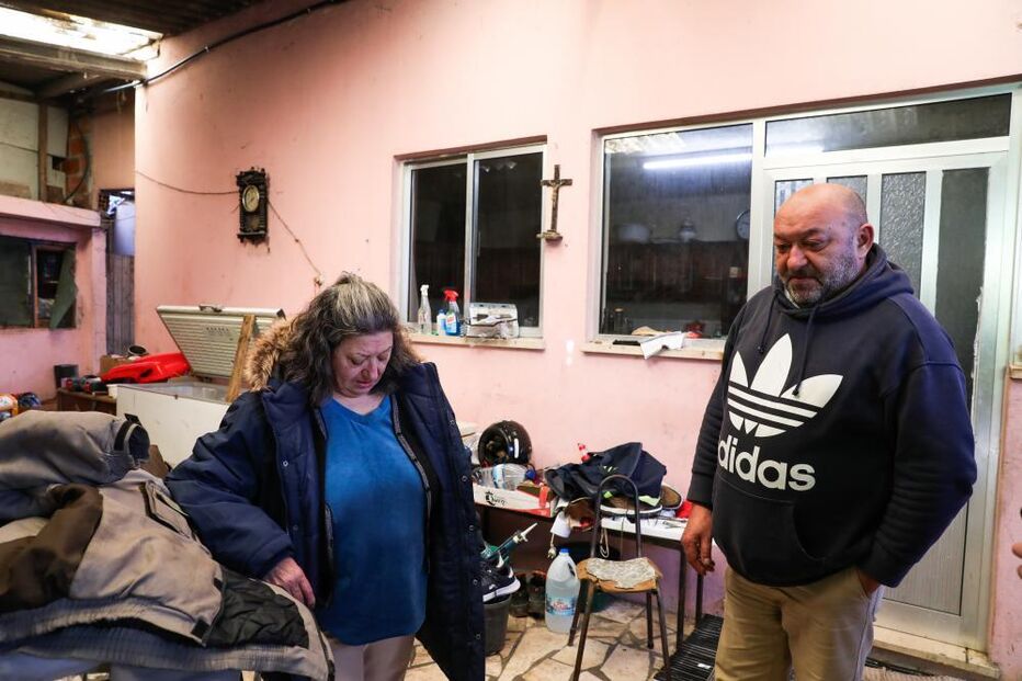 Filomena César e Vitor Ginja observam os estragos em casa