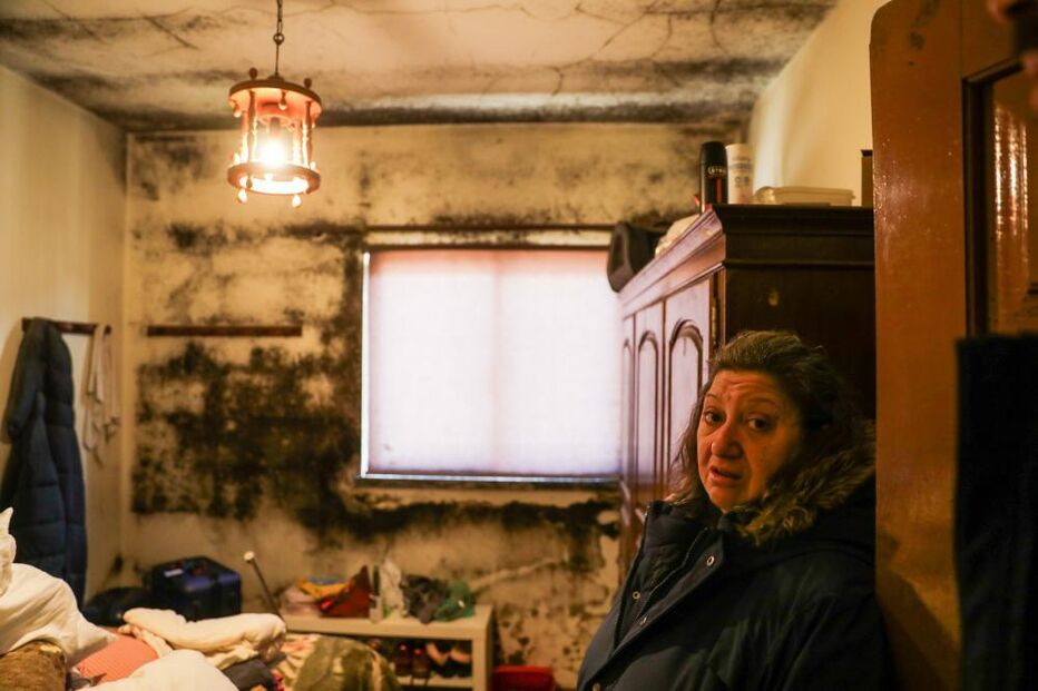 Filomena César em casa que ficou danificada pela tempestade Kristin