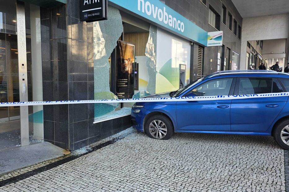 Carro abalroa fachada de Novo Banco em Gaia; autoridades investigam