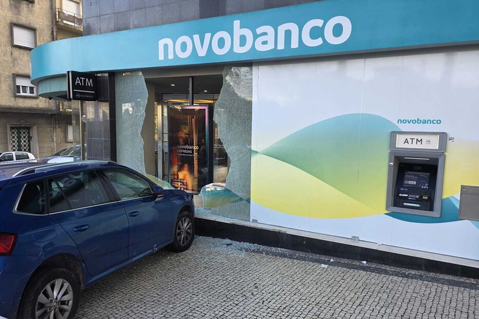Carro abalroa fachada do Novo Banco em Gaia; autoridades investigam o incidente