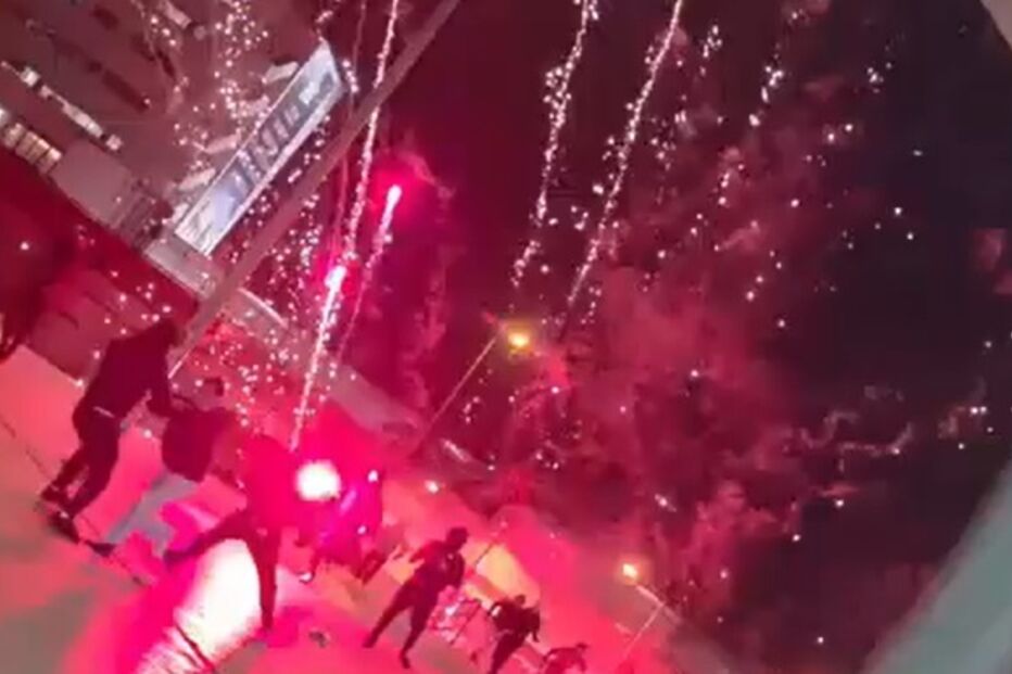 Novas imagens mostram os confrontos entre adeptos do Sporting e Benfica antes de jogo de futsal