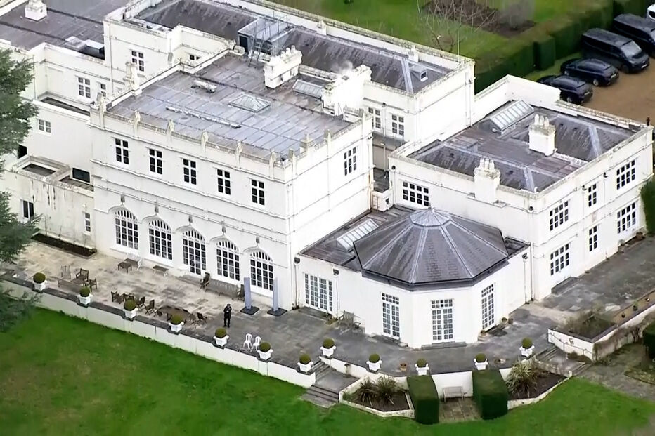 Buscas da polícia no Royal Lodge, antiga residência do príncipe André.
