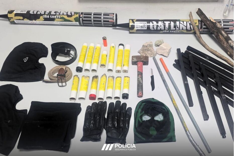 A Polícia apreende material diverso, incluindo pirotecnia e acessórios
