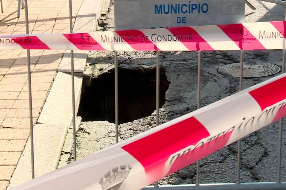 Parte da via pública ruiu