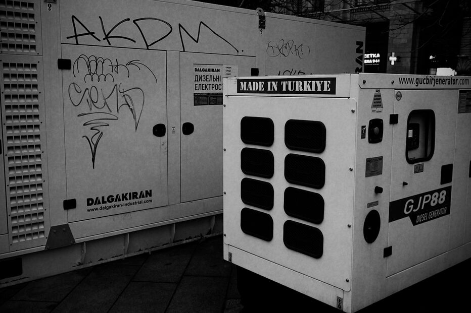 Geradores de eletricidade, um fabricado na Turquia e outro da Dalgakiran