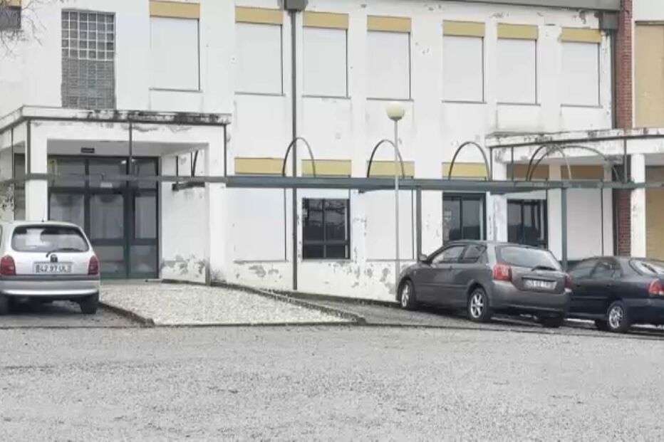 Famílias que ficaram desalojadas com a passagem da depressão Kristin ainda vivem em pavilhões improvisados 