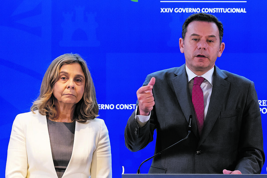 Luís Montenegro, primeiro-ministro, com a ministra da Saúde